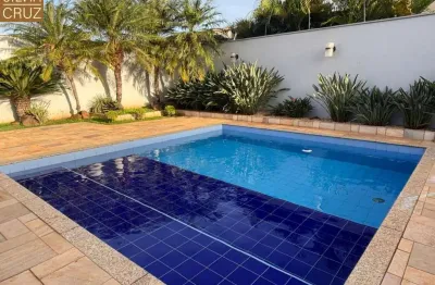 Casa alto padrão, com 4 suítes completas de armários + quintal com jardim, solarium e piscina. tudo impecável.