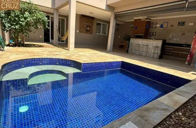 Casa em condomínio, três dormitórios completos de armários, área gourmet e piscina aquecida. bairro: ondinhas