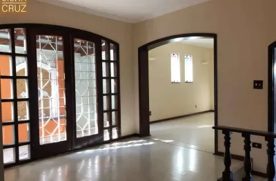 Imóvel com espaços generosos, construção sólida, com ótima localização no bairro são dimas