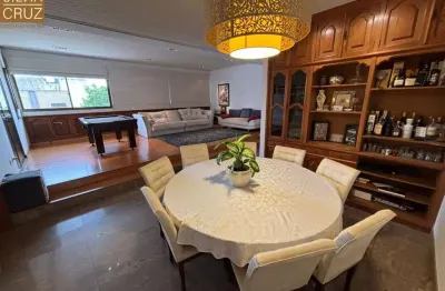 Apartamento amplo, confortável, com localização privilegiada no bairro alto, pronto para morar.