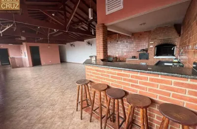 Casa com 3 suítes, com salão de festas, piscina e escritório com entrada independente.