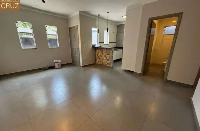 Casa térrea, dois dormitórios (e um terceiro reversível), reformada, com área gourmet e quintal