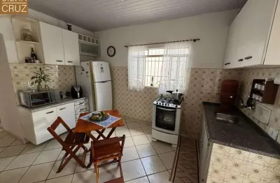 Casa com ótima localização no bairro, com quintal. bairro: vila independência