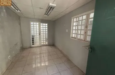 Imóvel com localização privilegiada para negócios e serviços. ideal para investidores!