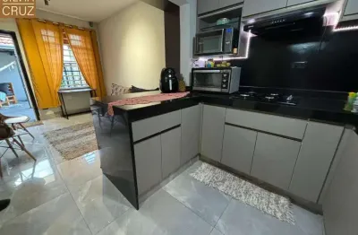 Casa compacta, charmosa, reformada, com espaços modernos e excelente localização.