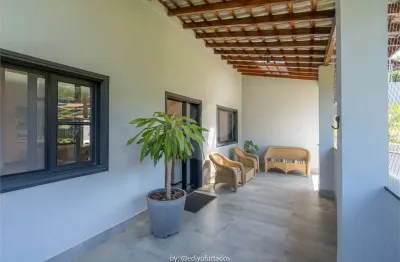 Casa  à venda com 3 quartos, sendo 2 suítes,  no condomínio Estância Marambaia, Vinhedo - SP