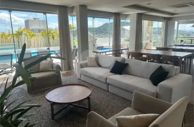 Apartamento à venda ou para alugar com 2 quartos, sendo 2 suítes,  no condomínio Plaza Espana, Florianópolis - SC