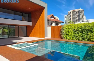 Casa de luxo em condomínio na barra da tijuca, rj: 4 quartos, 3 suítes, 3 salas, 7 banheiros, 10 vagas de garagem, 1.417m².