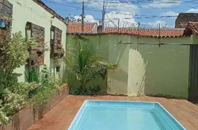 Casa de 03 quartos, com piscina, no bairro serra dourada