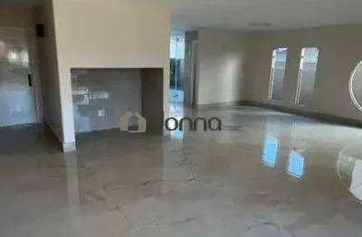 Casa de luxo com piscina e varanda gourmet no coração da cidade.
