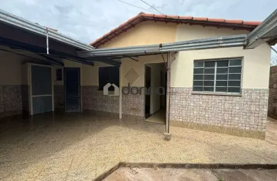Casa à venda em uberaba (jardim copacabana) - 2 quartos, quintal e 2 vagas
