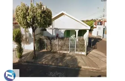 Casa à venda, esquina localização, próxima a comércio local, 02 salas, cozinha ampla, 03 dormitórios, 01 tipo apto, 02 banheiros, espaço nos fundos