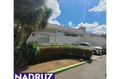 Prédio comercial para locação com recepção, 6 salas de variados tamanhos, sendo duas c/ wc. banheiro social c/ acessibilidade, sala de espera, piscina