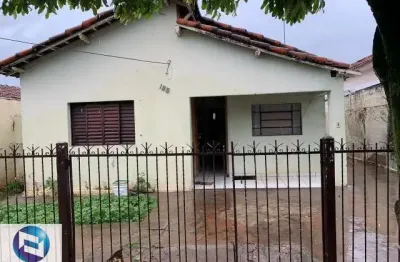Casa á venda zona leste próximo a represa municipal, 2 quartos, sala, cozinha, banheiro, dispensa, quintal espaçoso.