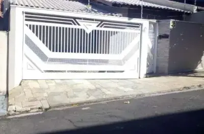 Imóvel residencial de alto padrão.  piso em porcelanato, revestimentos totais, sancas em gesso com iluminação dicroica; garagem para 02 veículos, 02
