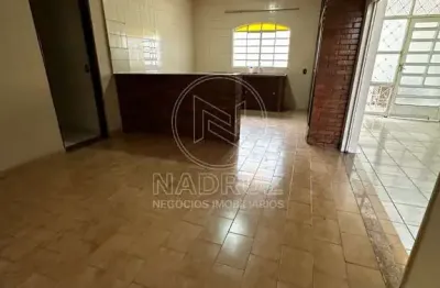 casa espaçosa à venda em São José do Rio Preto-SP, no Parque Estoril, com 4 quartos, 2 salas, 3 banheiros, 3 vagas e 360m².