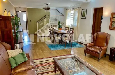 Sobrado todo reformado com 3 dormitórios com  suíte e 2 vagas de garagem.  fácil acesso ao metrô.