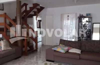 Sobrado em condomínio fechado nas palmas com 3 dormitórios e 1 suíte
