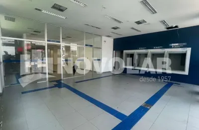 Loja comercial com elevador e acessibilidade em avenida movimentada