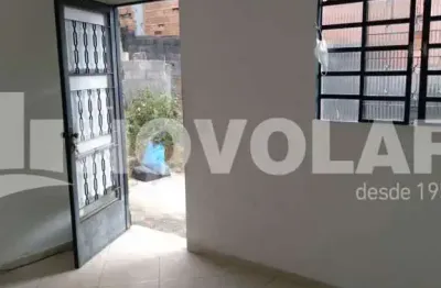 Terreno 250 m² com estruturas construídas e espaço para ampliação