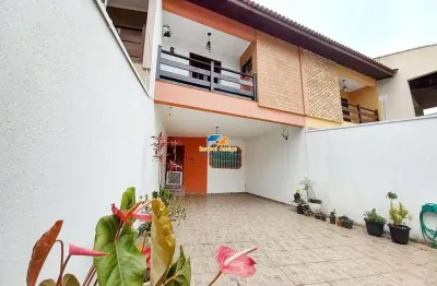 Sobrado amplo 3 dormitórios, 1suíte e 4 vagas no alto do bairro pinheirinho em santo andré. rara oportunidade em excelente condição!