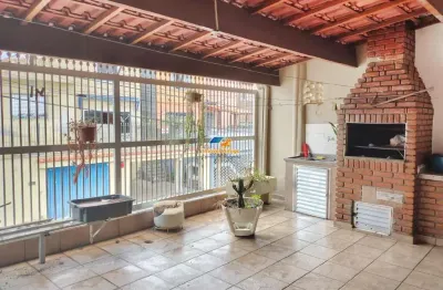 Sobrado com 232m², 4 dormitórios, garagem fechada e sacada com churrasqueira no bairro taboão em são bernardo do campo.