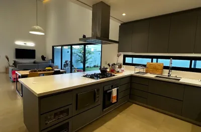 Sobrado no jardins capri, localizado no senador canedo  445,99 m² de terreno e 289 m² de área construída sala tv integrada com a cozinha  05 quartos