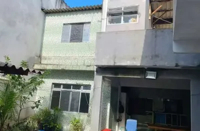 2 casas independentes em amplo terreno (281m²) com 3 vagas em praia grande!