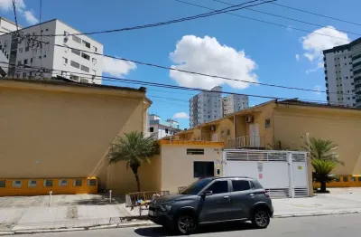 Sobrado para locação na guilhermina em praia grande 2 dormitorios sendo 2 suítes, 1 sala, 2 banheiros, 1 vaga de garagem, 78m². venha conferir!