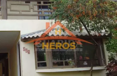Casa com 4 quartos à venda na rua pau brasil, 221, hípica, porto alegre por r$ 790.000