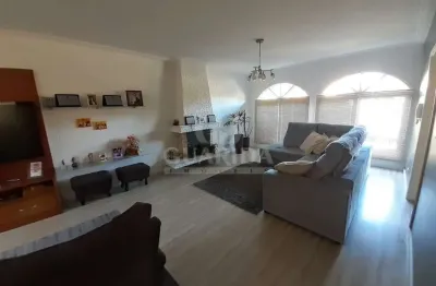 Casa com 4 quartos à venda na avenida copacabana, 218, tristeza, porto alegre por r$ 1.699.000