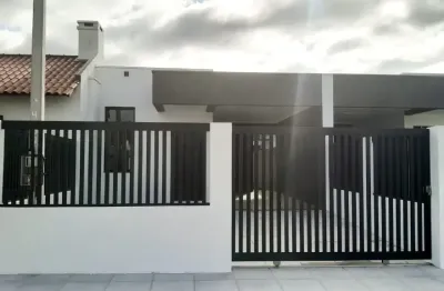 Bela casa geminada nova - em capão novo, ótima localização!