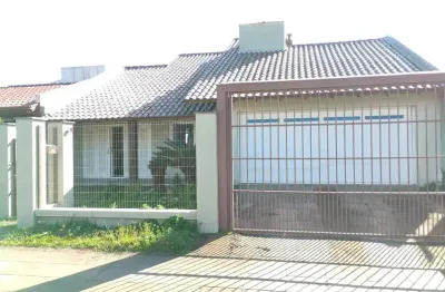 Bela casa com 3 dormitórios em capão novo! excelente oprtunidade.
