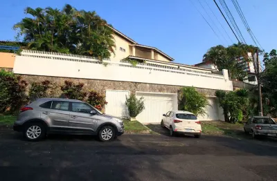Casa quatro quartos para venda no caminho das árvores.