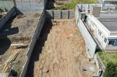 Vendo ótimo terreno na pedra branca, rua dos sabiás, com muros de contenção prontos e posição solar privilegiada.