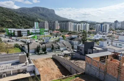 Vendo ótimo terreno na Pedra Branca, rua dos sabiás, com muros de contenção prontos e posição solar privilegiada.