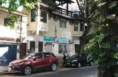 Prédio comercial com 3 pavimentos e entradas independentes – rua principal no ingá