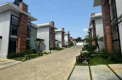 Casa recém construída, condomínio com poucas casas.
