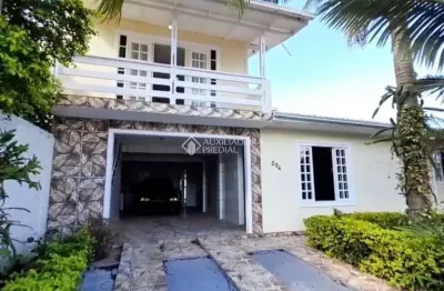 Casa com 3 quartos à venda na rua luiz aléssio lenhani, 234, são sebastião, palhoça, 171 m2 por r$ 580.000