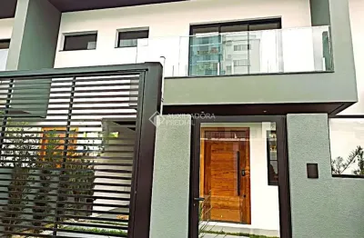 Casa com 3 quartos à venda na rua verona, 2, pagani, palhoça, 121 m2 por r$ 730.000