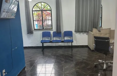 Alugo um imóvel comercial nó vieiralves rua itanana número 11 próximo ao restaurante steak house