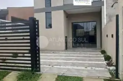 Lindo triplex localizado no balneário maiami, próximo a comércios.