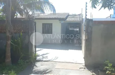 Casa na praia 2 dormitórios, 1 suíte, 1 banheiro social, sala, cozinha e edícula