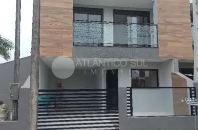 Sobrado na praia com 2 quartos com sacada, 1 suíte com sacada, sala e cozinha