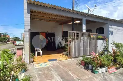 Excelente imóvel de esquina localizado em praia de leste a 180 metros do mar