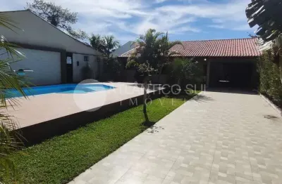 Casa com piscina no primavera a 780 metros do mar em pontal do paraná
