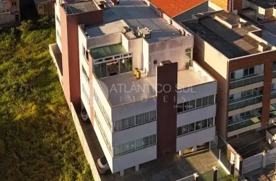 Apartamento com garagem, próximo ao mar, no balneário caiobá