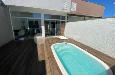 Casa com piscina perto do mar em praia de leste, pontal do parana - pr