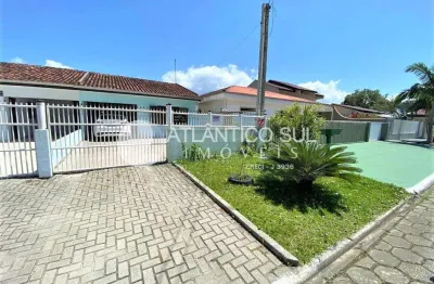Casa perto do mar com 2 quartos e piscina no gaivotas, matinhos - pr