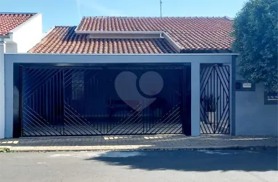 Casa térrea à venda com 3 quartos, sendo 1 suíte,  no centro, vargem grande do sul - sp